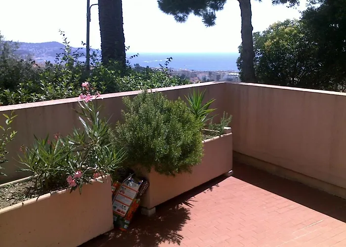 Relaxing Place With Wonderful View...Calme Avec Vue Magnifique Sur La Baie Des Anges, Mais En Campagne A 12 Minutes De La Promenade Des Anglais