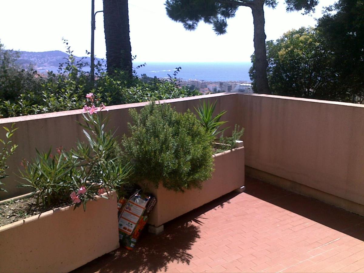 Bed & Breakfast Relaxing Place With Wonderful View...calme Avec Vue Magnifique Sur La Baie Des Anges, En Campagne A 12 Minutes De La Promenade Des